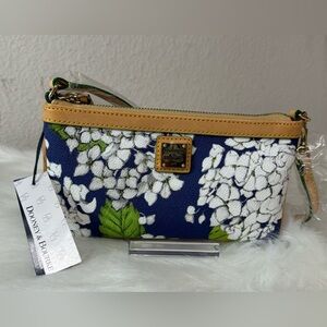 NWT Dooney and Bourke Purse Blue and White Hydrangea Large Wristlet/bag